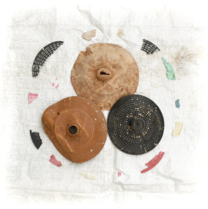 Assemblage de déchets ostréicoles issus de nettoyage de plage