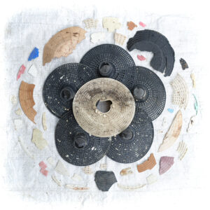 Assemblage de déchets ostréicoles issus de nettoyage de plage