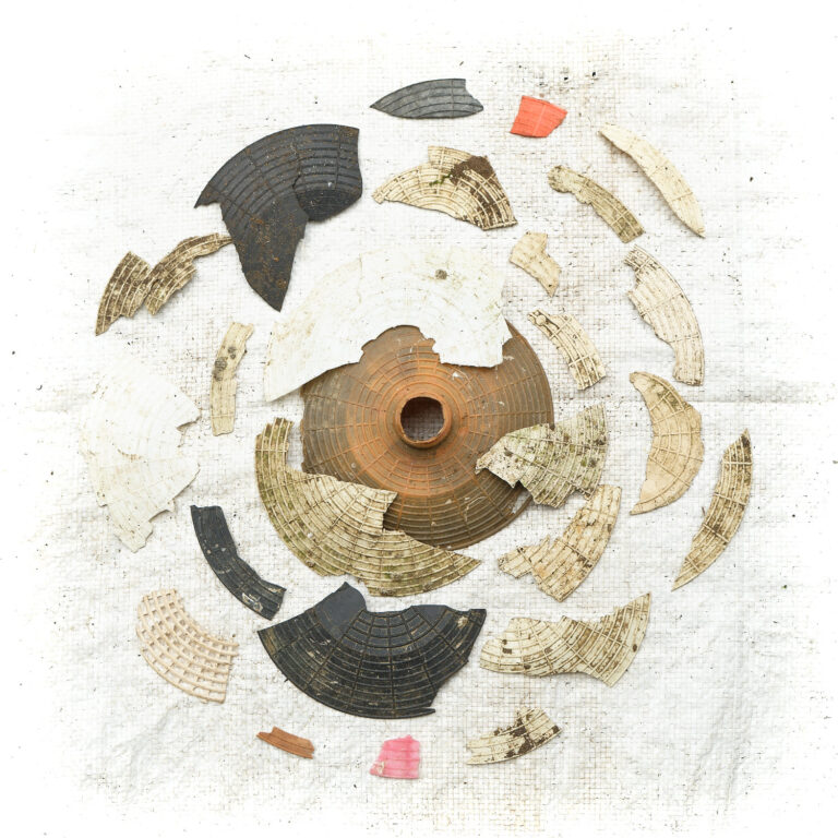 Assemblage de déchets ostréicoles issus de nettoyage de plage